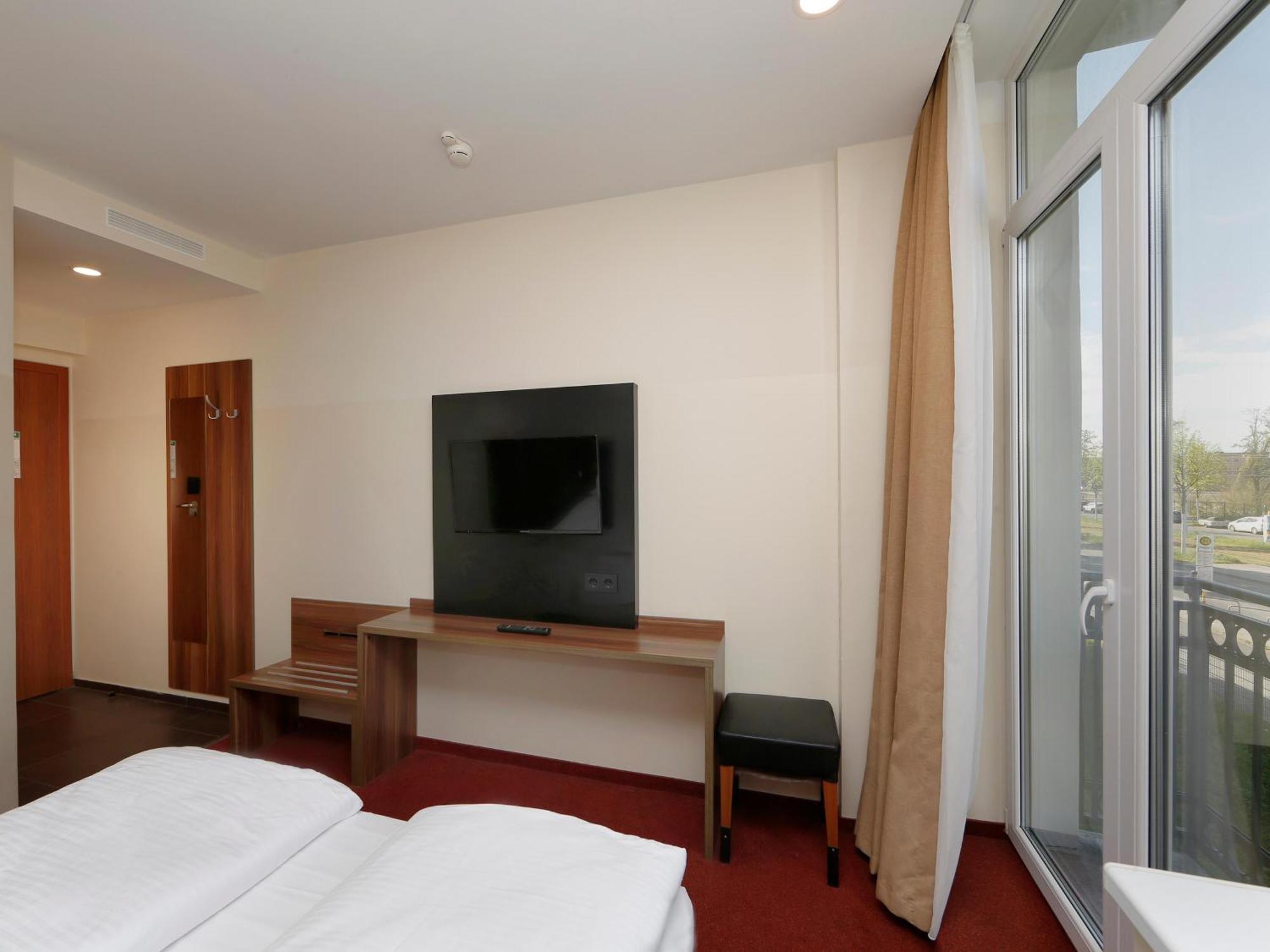 B&B Hotel Berlin-Adlershof Exteriör bild