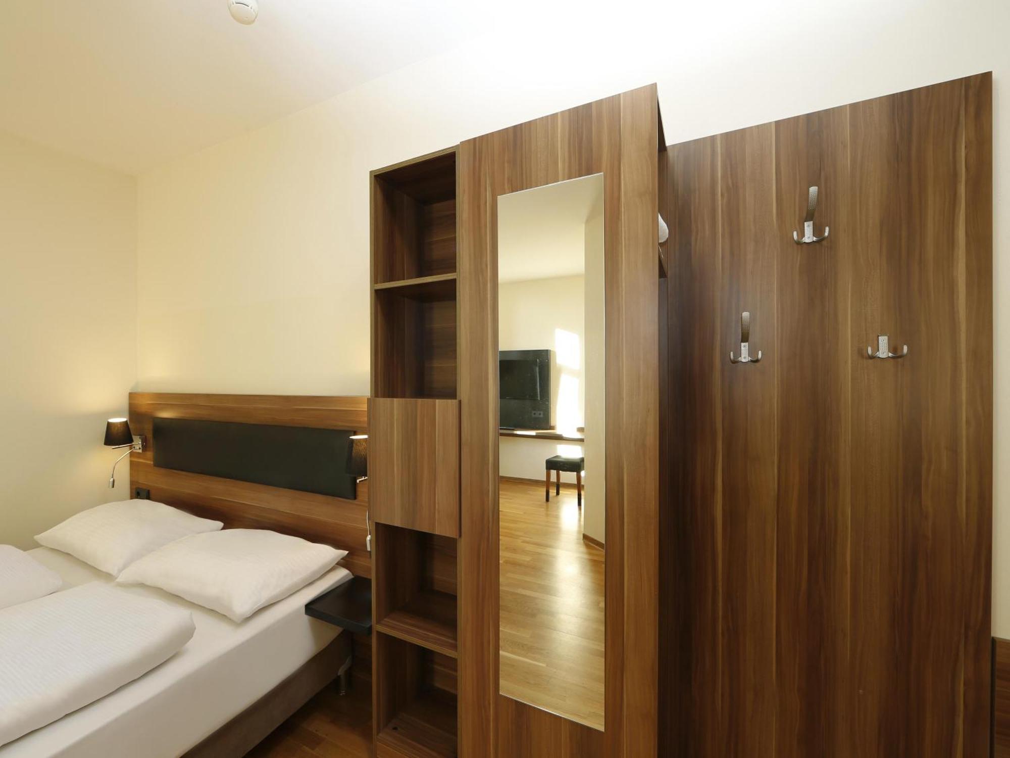 B&B Hotel Berlin-Adlershof Exteriör bild